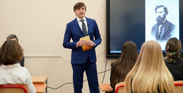 Министр просвещения предложил провести встречу учителей начальных классов с их учениками, перешедшими в выпускные классы