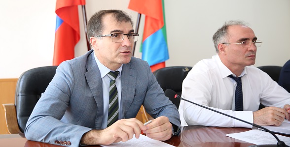 Внедрение безналичной оплаты питания в школах и сотрудничество с МФТИ обсудили в Минобрнауки РД
