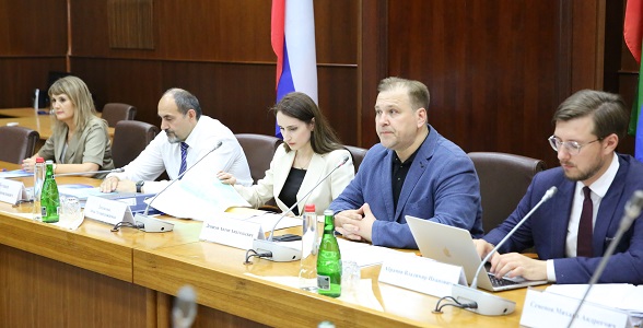 Ликвидацию трехсменного режима обучения обсудили в Дагестане