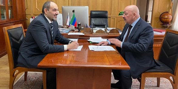 Состоялась рабочая встреча у врио министра образования и науки с членом комитета Госдумы по образованию и науке Гаджиметом Сафаралиевым