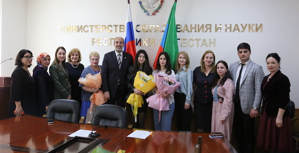 Встреча с призёром ВсОШ по обществознанию прошла в Минобрнауки РД