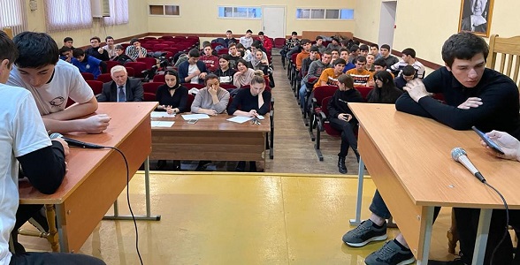 Парламентские дебаты провели в Автомобильно-дорожном колледже