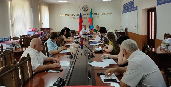 Отборочный этап Всероссийского конкурса лучших учителей на получение денежного поощрения проходит в Минобрнауки РД
