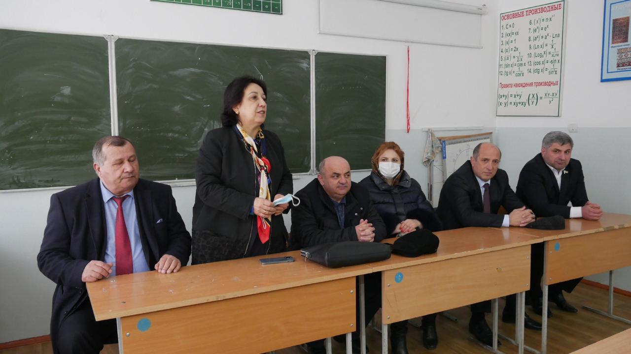 Уммупазиль Омарова посетила общеобразовательные организации г. Хасавюрта