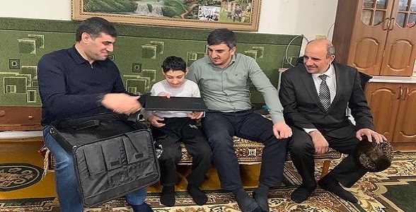 Начальник УО Хасавюртовского района принял участие в акции «Елка желаний»