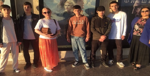 Студенты-волонтеры посетили художественно-исторический фильм «Аманат»