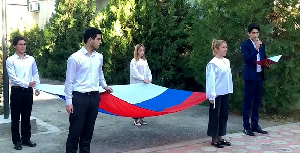 В Кизлярском колледже прошла церемония поднятия Государственного флага и «Разговоры о важном»