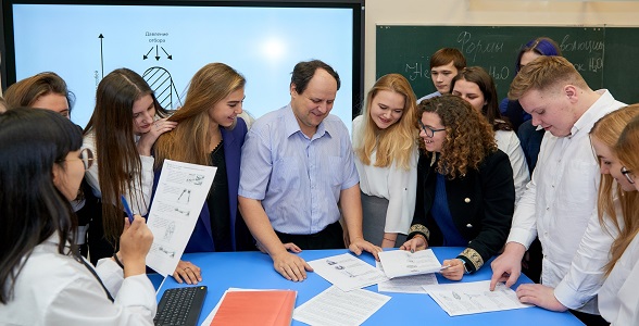 Школьники и выпускники могут поздравить педагогов с Днем учителя с помощью онлайн-сервисов