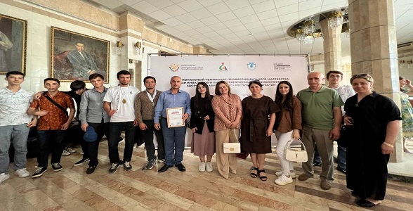 Студентов Автомобильно-дорожного колледжа наградили в Кумыкском театре