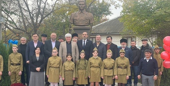Памятник Герою Советского Союза Ханпаше Нурадилову установили в школе Новолакского района
