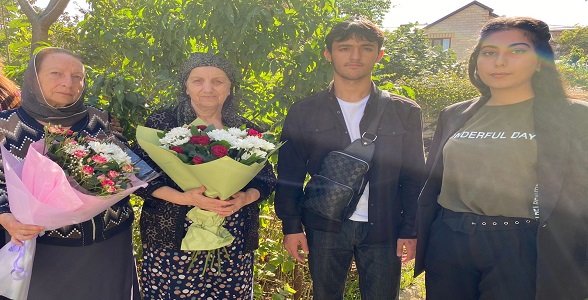Волонтеры Дербентского профессионально-педагогического колледжа поздравили ветеранов педагогического труда