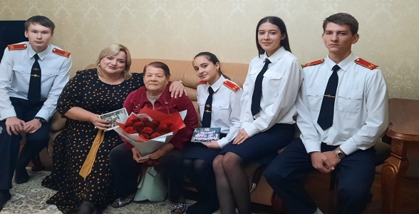 Президент Ассоциации педагогов РД Анжела Байрамбекова и учащиеся РЦО поздравили ветерана педтруда Веру Евсееву