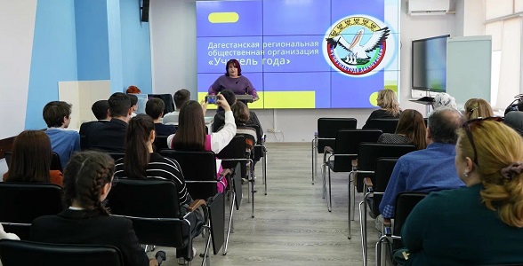 В ДИРО прошло совместное расширенное заседание клуба «Учитель года» и Совета старшеклассников и студентов при Минобрнауки РД