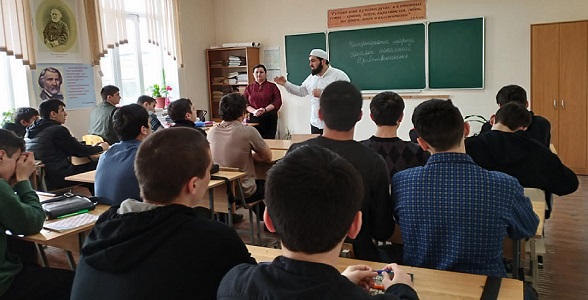 Представитель Муфтията Дагестана встретился со студентами Автомобильно-дорожного колледжа