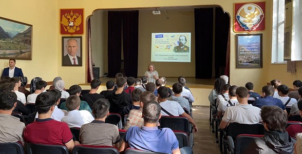 Церемония поднятия флага и урок «Разговоры о важном» прошли в Автомобильно-дорожном колледже