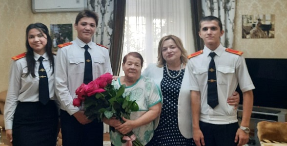 Директор и учащиеся Республиканского центра образования поздравили ветерана педагогического труда Веру Евсееву