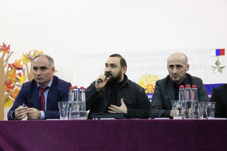 Руководство Минобрнауки РД и Султан Хамзаев встретились с активом Центра одаренных детей