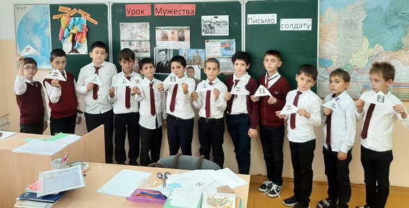 Школьники Новолакского района написали Письма добра солдатам