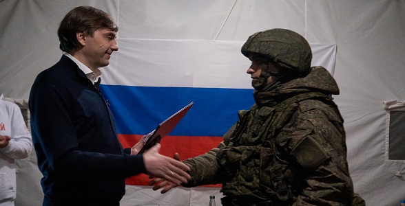 Министр просвещения вручил ведомственную награду учителю ОБЖ Геннадию Старунову