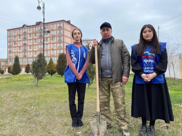 Руководство и студенты Дербентского педколледжа посадили деревья в память Победы