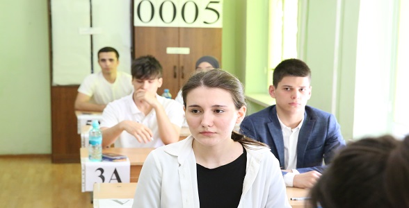 Выпускники 11-х классов сдают ЕГЭ по русскому языку