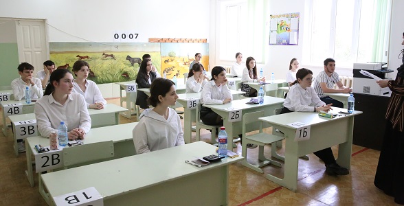 Одиннадцатиклассники сдали ЕГЭ по биологии и иностранным языкам