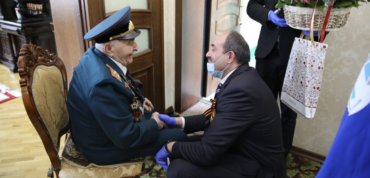 Врио министра образования и науки РД Яхья Бучаев поздравил ветерана Великой Отечественной войны