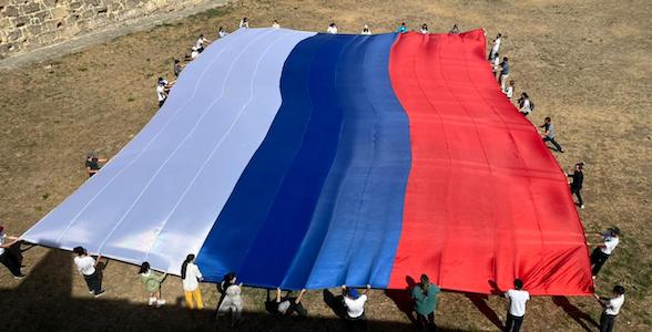 Преподаватели и студенты Дербентского профессионально-педагогического колледжа развернули масштабный флаг России