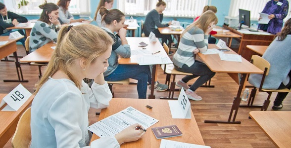 Федеральный тренировочный экзамен по обществознанию и английскому языку для учеников 11-х классов прошёл в Дагестане