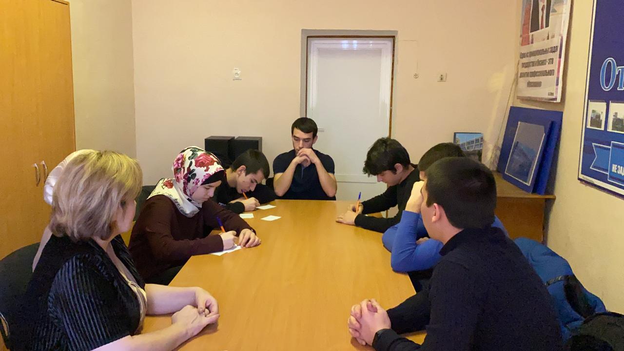Со студентами Автомобильно-дорожного колледжа встретился сотрудник ГМЦ Махачкалы