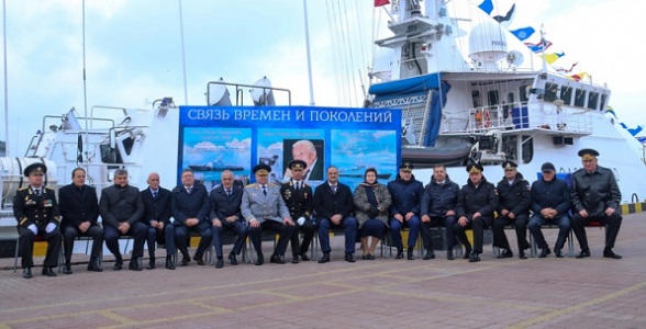 Первый подъем флага произвели на корабле «Расул Гамзатов»