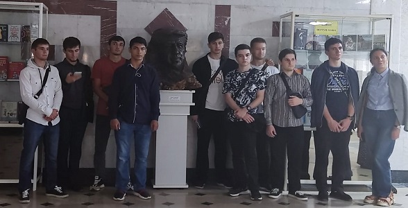 Студенты Автомобильно-дорожного колледжа посетили выставку произведений Расула Гамзатова