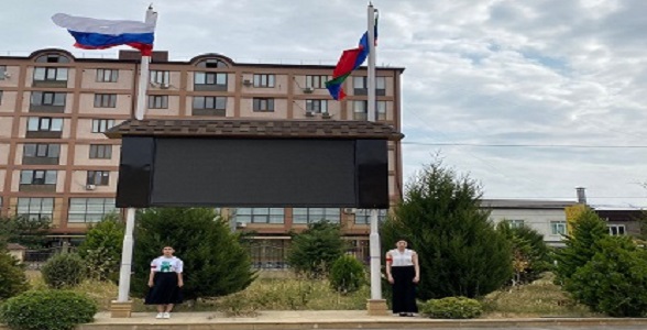 Еженедельная церемония поднятия Государственного флага РФ прошла в Дербентском профессионально-педагогическом колледже