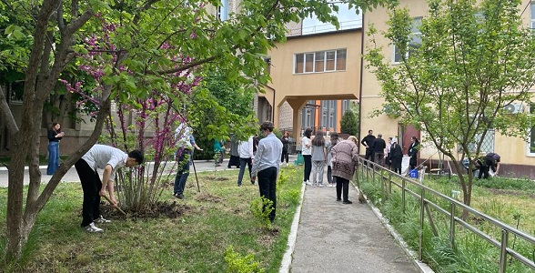 В Республиканском многопрофильном лицее-интернате для одаренных детей прошёл весенний субботник