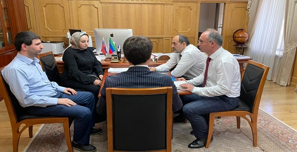 Яхья Бучаев выразил соболезнования родным погибшей школьницы