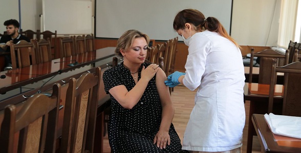 Прошла очередная вакцинация сотрудников Минобрнауки РД вторым компонентом препарата «Спутник-V»