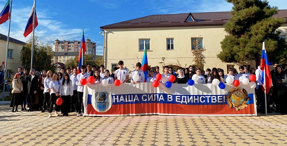 Праздничную линейку ко Дню народного единства провели в колледже Избербаша
