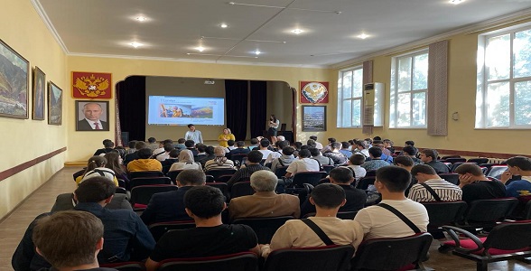 Церемония поднятие флагов прошла в Автомобильно-дорожном колледже