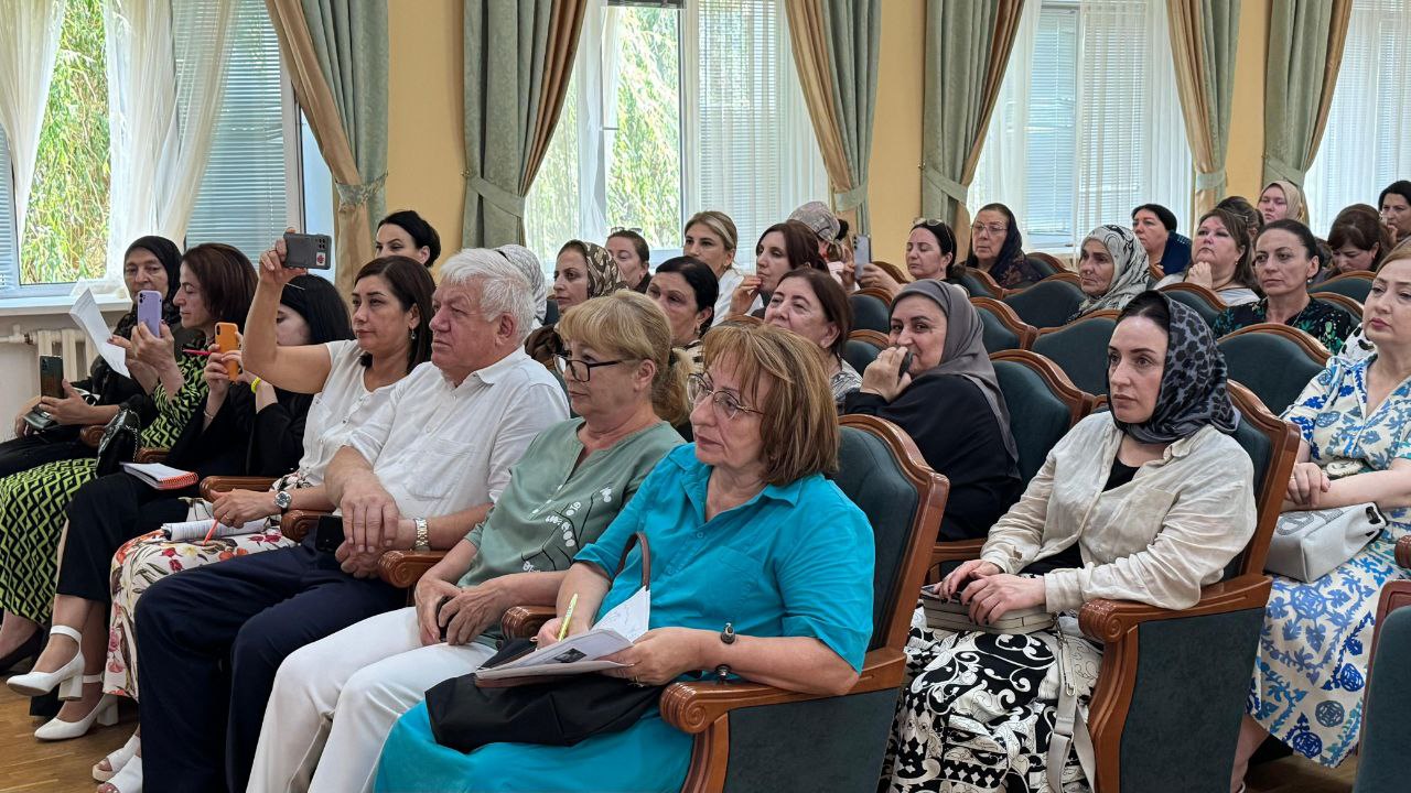 В ДИРО обсудили, как воспитывать духовно-нравственные ценности у детей через традиционную культуру народов Дагестана