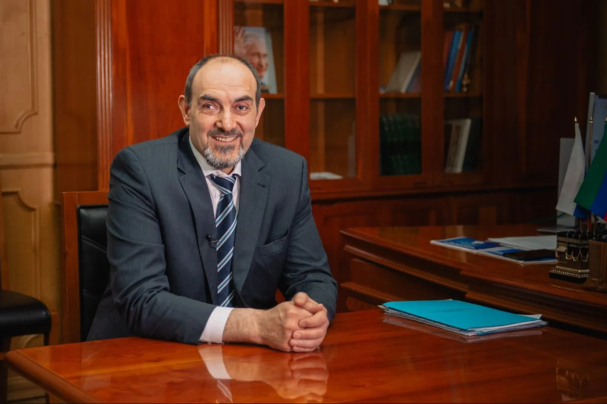 Министр образования и науки РД Яхья Бучаев поздравил жительниц Дагестана с Днём матери