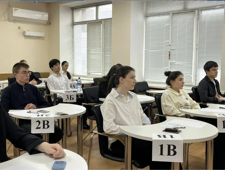 В ДИРО проходит пробный экзамен для выпускников