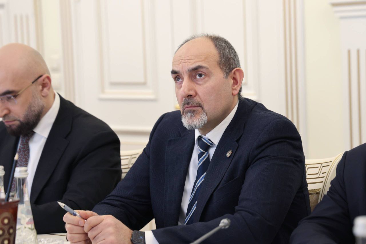 Министр образования и науки РД представил Главе республики доклад о мерах по приведению штатной политики школ в нормативное состояние