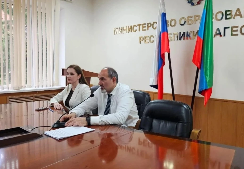 В Минобрнауки РД провели совещание с руководителями управления образования и образовательных организаций в режиме ВКС