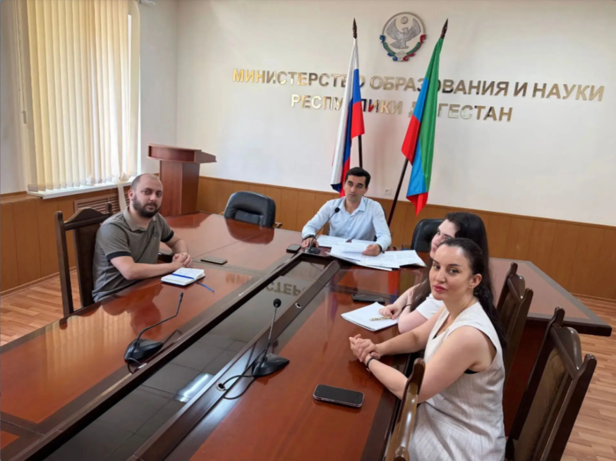 Юридический отдел Минобрнауки РД провел бесплатную онлайн-консультацию по вопросам защиты интересов семьи и детей