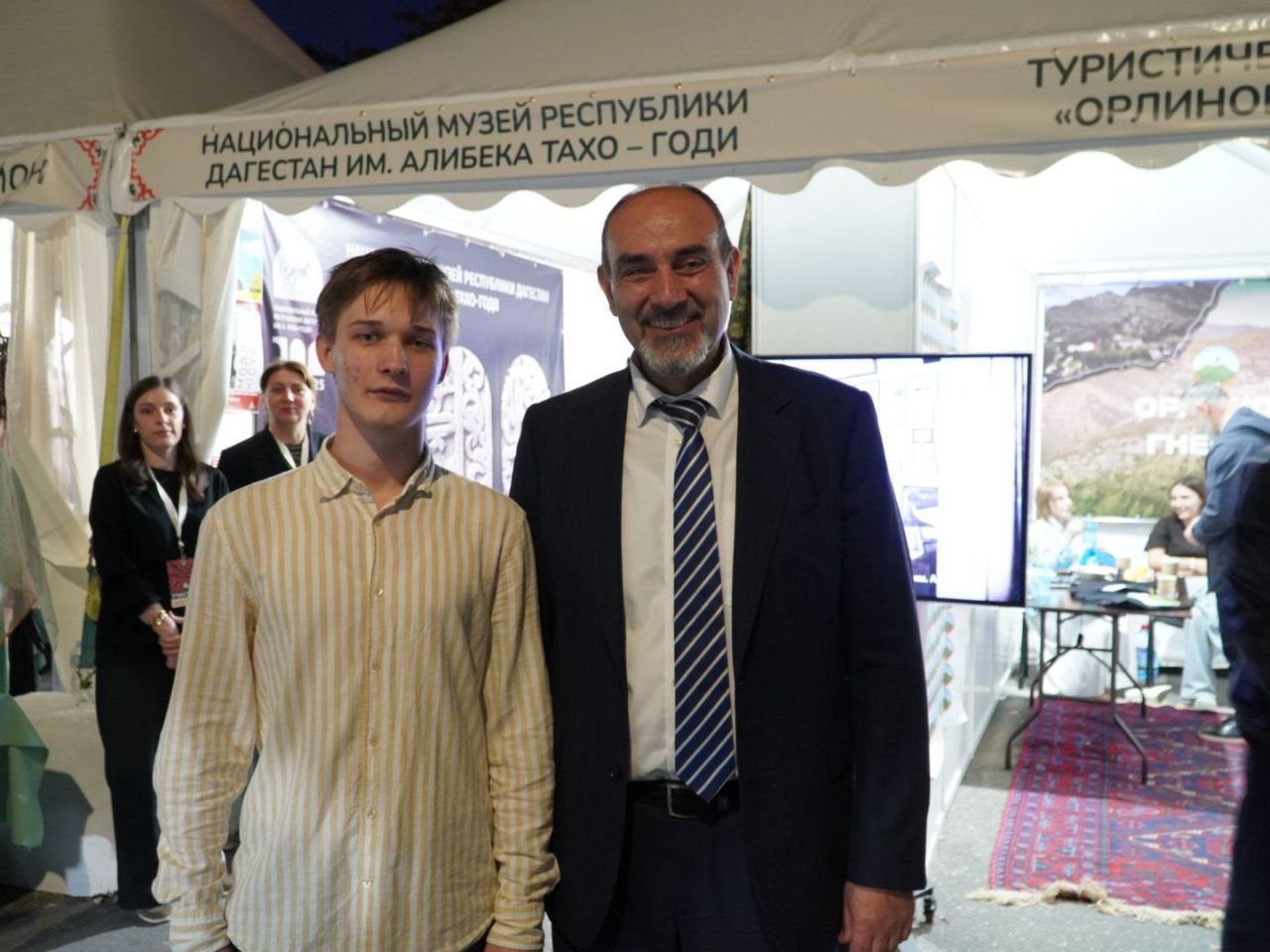 Яхья Бучаев посетил выставку-ярмарку народных промыслов и туриндустрии