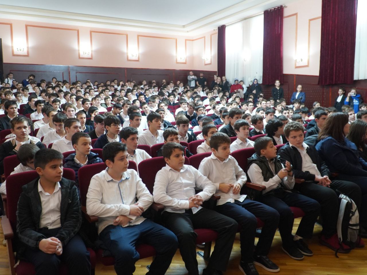 В лицее №39 Махачкалы прошла встреча с министрами образования и спорта, а также именитыми спортсменами