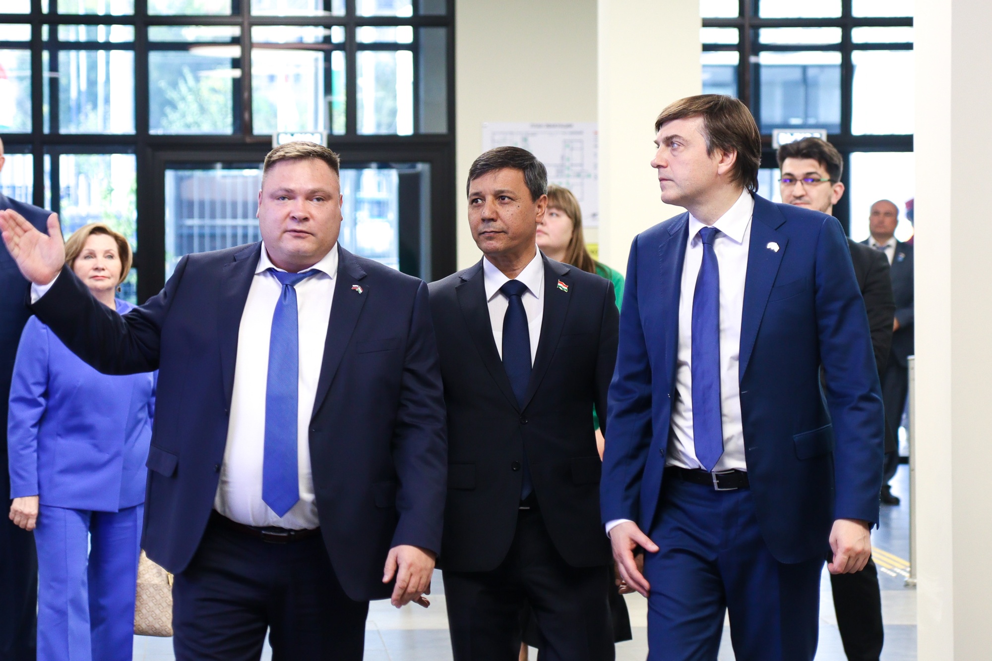 Сергей Кравцов передал таджикистанским школам сертификат на поставку более 800 тыс. учебников