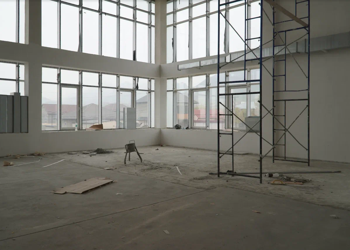 Ход строительства нового школьного корпуса в Махачкале