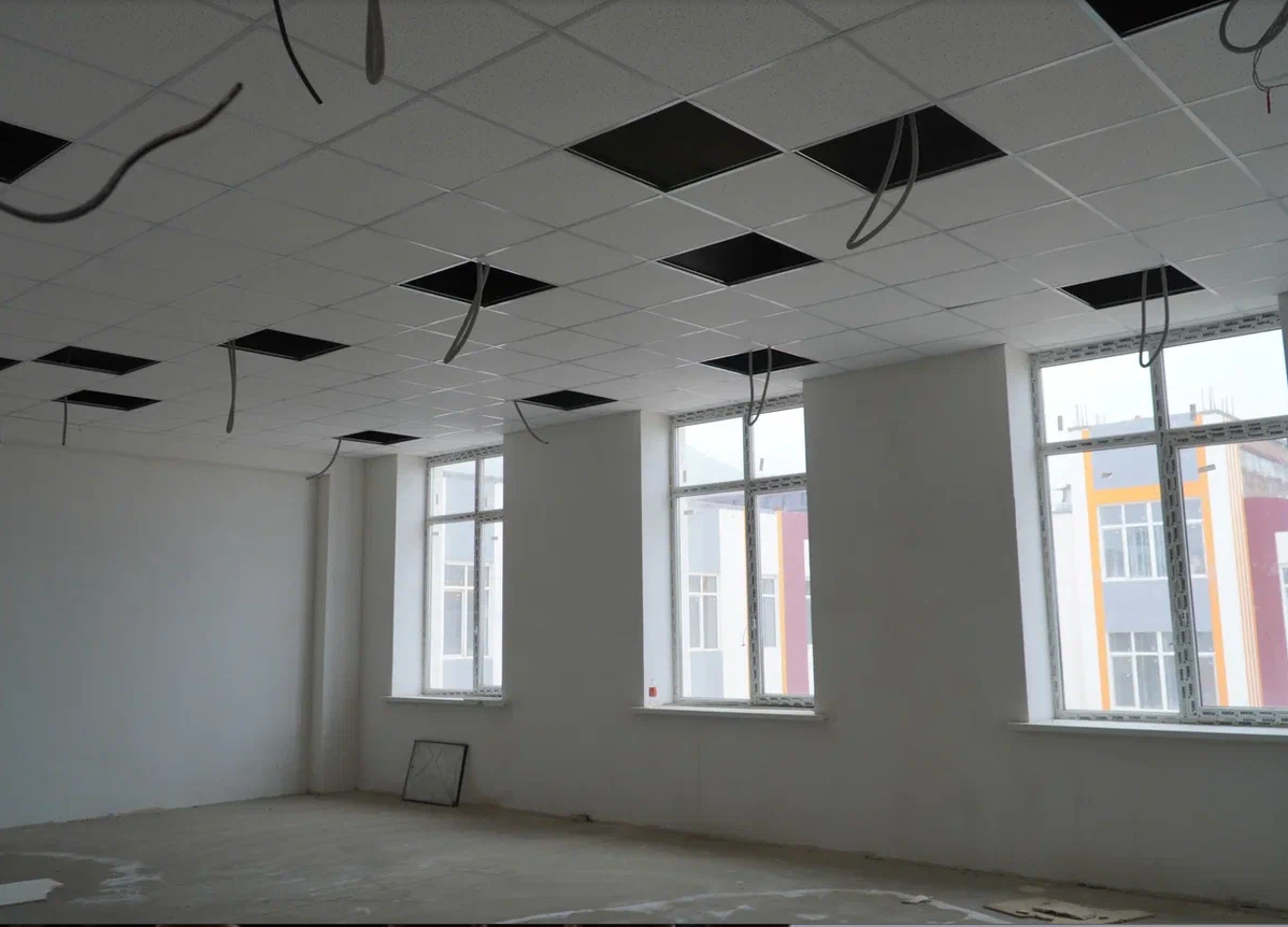 Ход строительства нового школьного корпуса в Махачкале