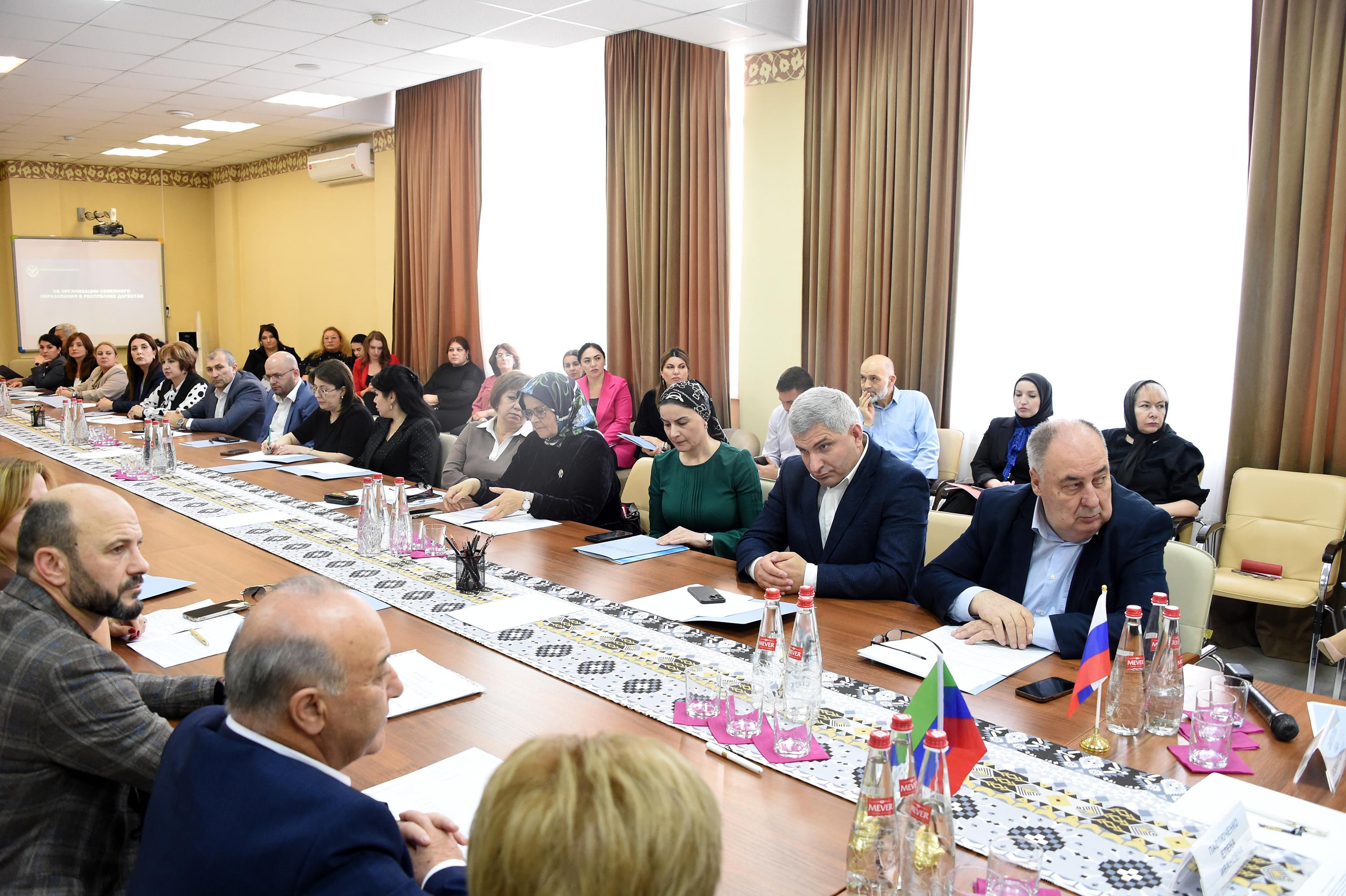 В РЦО прошло выездное заседание Комитета Народного Собрания РД по образованию и науке